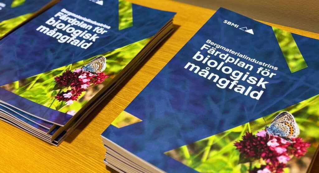 Tryckta exemplar av SBMI:s färdplan för biologisk mångfald inom bergmaterialindustrin
