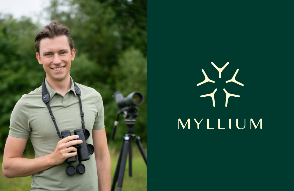 Ecogains naturmiljökonsult Alexander Zachrisson står utomhus med fågelkikare runt halsen, och en bild av Mylliums logotyp mot grön bakgrund.