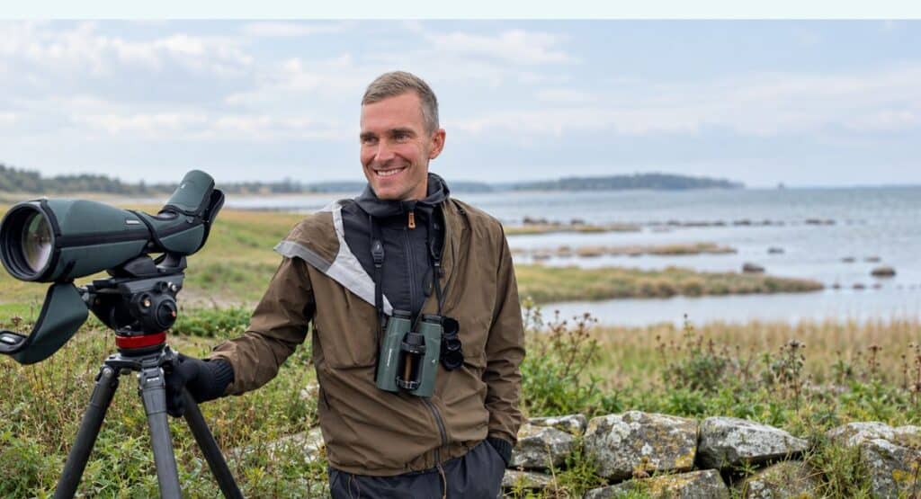 Thomas Hultquist, affärschef på Ecogain, med fågelkikare ute i naturen